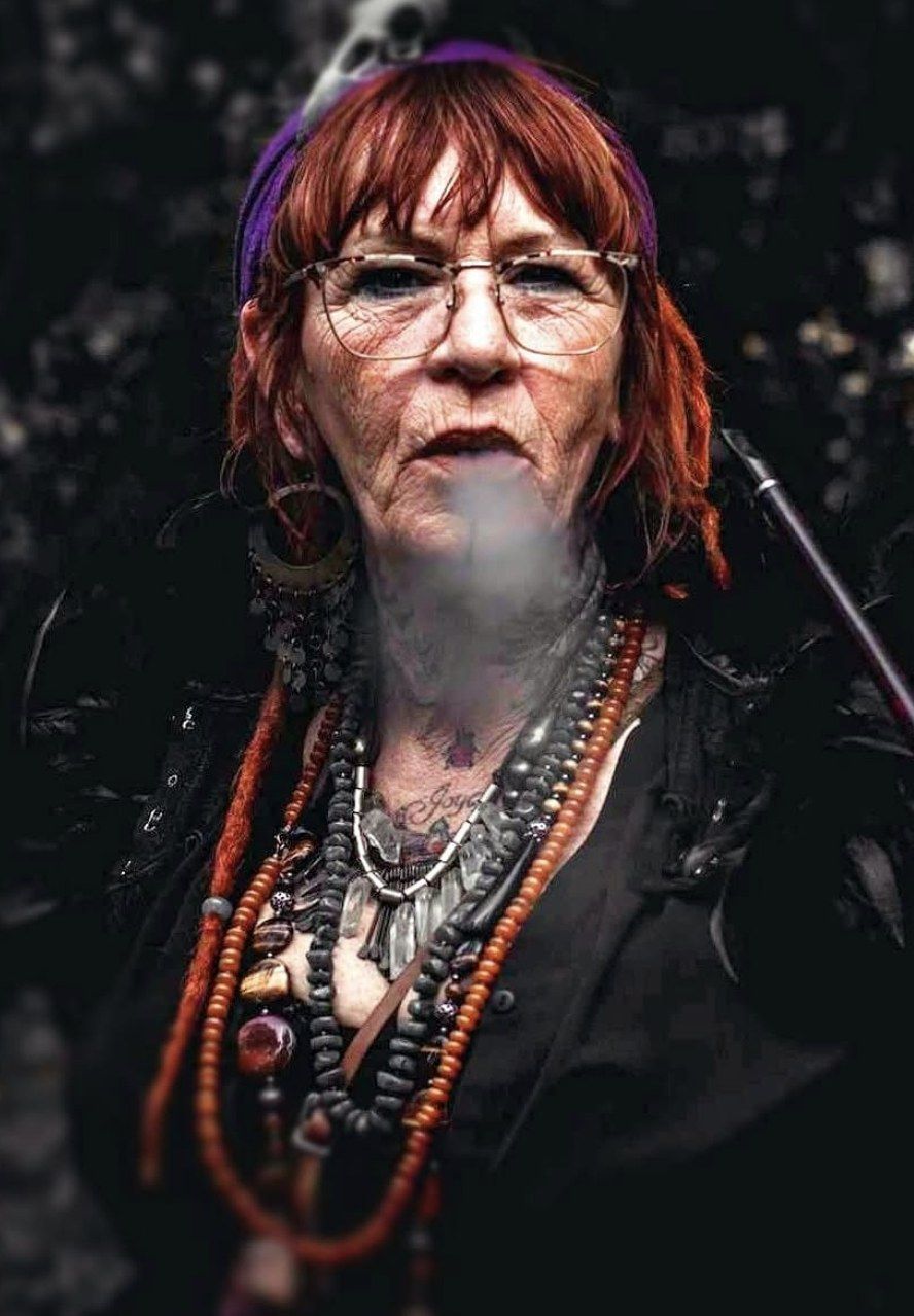 Portret van Marlena de Graaf met rood haar en kralenkettingen