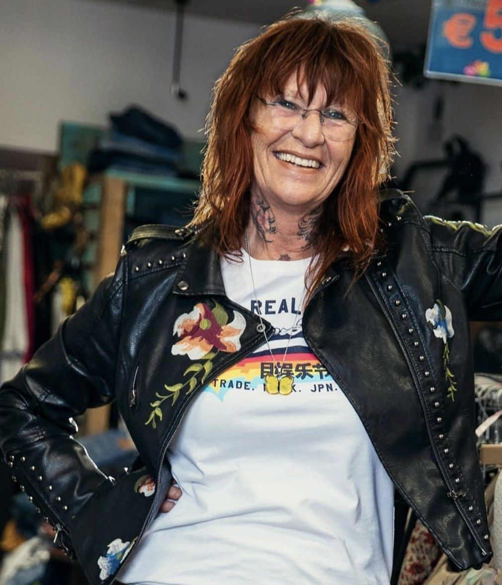 Marlena de Graaf lachend in een leren jas in haar winkel